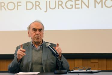 Prof. Dr Jürgen Moltmann speaks with the students at the WCC's Ecumenical Institute